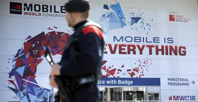 Un mosso d'esquadra ante la puerta de entrada de la Feria de Barcelona, que tiene ya todo a punto para recibir un nuevo Congreso Mundial de Móviles (MWC), del 22 al 25 de febrero. EFE/Alberto Estévez