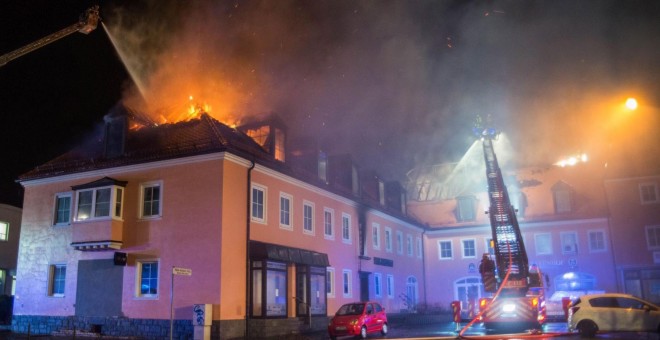 Vecinos de un pueblo alemán 'festejan' el incendio de un hotel habilitado para acoger a refugiados. /EFE