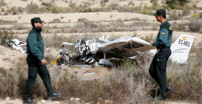 Restos del ultraligero siniestrado este domingo en el aeródromo de Muchamiel (Alicante), accidente en el que los dos ocupantes han fallecido. EFE/Manuel Lorenzo