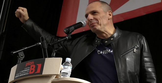 El exministro de Finanzas de Grecia Yanis Varoufakis, durante la intervención con la que ha cerrado la conferencia europea contra la austeridad en la UE, promovida por intelectuales y políticos de izquierda firmantes del "Plan B Europa", que este fin de s