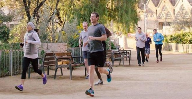 Mark Zuckerberg calienta motores por las calles de Barcelona de cara al Congreso de Móviles. Imagen del perfil de Facebook de Zuckerberg