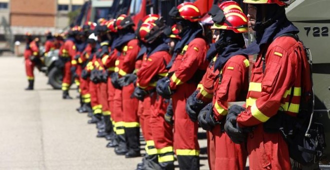 Miembros de la Unidad Militar de Emergencias (UME), en formación frente a sus vehículos, en una imagen de archivo.