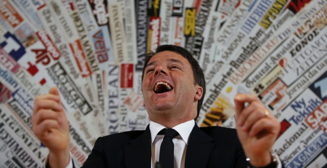 El primer ministro italiano Matteo Renzi reacciona durante una rueda de prensa con la prensa extranjera en Roma, Italia, 22 de febrero de 2016. REUTERS / Alessandro Bianchi
