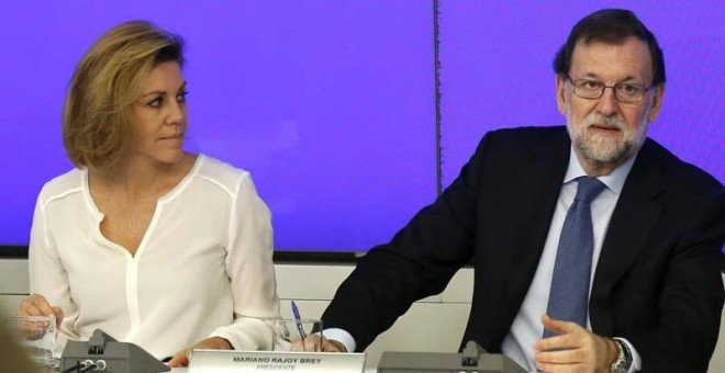 María Dolores de Cospedal y Mariano Rajoy durante la reunión del Comité Ejecutivo Nacional del PP. / SERGIO BARRENECHEA (EFE)