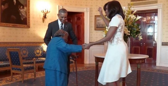 Una mujer de 106 años baila junto a Barack y Michelle Obama en su visita a la Casa Blanca. FACEBOOK / THE WHITE HOUSE
