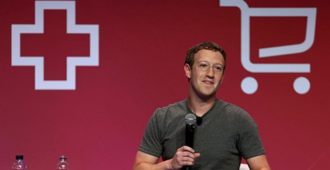 El creador de Facebook, Mark Zuckerberg al inicio de su conferencia en el Congreso Mundial de Móviles que se celebra desde este lunes hasta este jueves en el recinto Gran Vía de Fira de Barcelona. EFE/Toni Albir