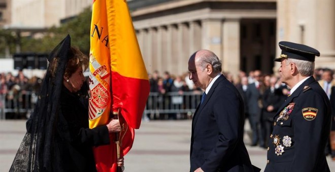 El ministro del Interior, Jorge Fernández Díaz (2-d), ha presidido hoy el acto de concesión del uso de la bandera de España a la Jefatura Superior de Policía de Aragón acompañado por el director general de la Policía, Ignacio Cosidó, y el delegado del Gob