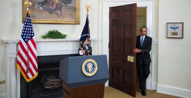 Obama, entrando en la sala para su comparecencia en la Casa Blanca. EFE