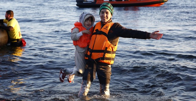 Refugiados afganos llegan en balsas a una playa de la isla griega de Lesbos. REUTERS/Giorgos Moutafis