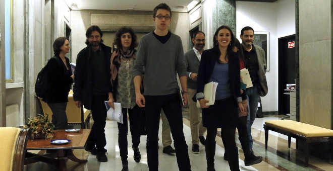 El equipo negociador de Podemos Carolina Bescansa, Rafael Mayoral, Alexandra Fernández (En Marea), el portavoz parlamentario, Íñigo Errejón, e Irene Montero.- EFE