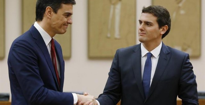 Los líderes de PSOE y C's, Pedro Sánchez y Albert Rivera, durante el acto de firma del acuerdo. EFE/Chema Moya