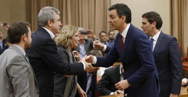 Pedro Sánchez estrecha la mano a Luis Garicano, el responsable de la política económica de Podemos. / EFE (CHEMA MOYA)