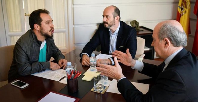 El rapero Juan Manuel Montilla, 'el Langui' se reúne en Madrid con el consejero de de Transportes de Madrid, Pedro Rollán (c) y el viceconsejero Jesús Valverde (d) para abrir la redacción de una regulación que garantice el derecho al acceso de sillas de r