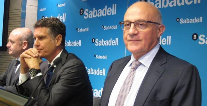 El director financiero del Banco Sabadell, Tomás Varela, el consejero delegado, Jaume Guardiola, y el presidente, Josep Oliu. E.P