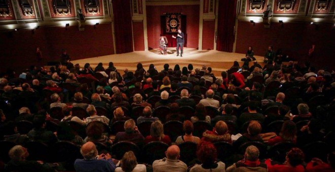 El diputado de IU-UP, Alberto Garzón, durante la asamblea ciudadana abierta para explicar el proceso de investidura, celebrada este sábado en el Ateneo de Madrid.