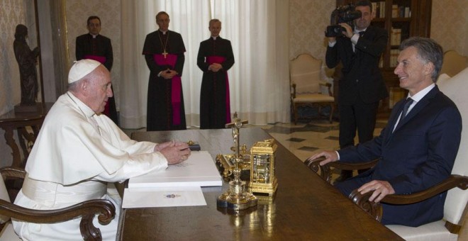 El Papa Francisco y Macri, durante su reunión. REUTERS/Claudio Onorati