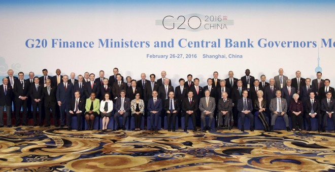 Foto de familia de los ministros de Finanzas y de los gobernadores de los bancos centrales de los países del G-20, junto con los responsales del FMI y de la OCDE, en su reunión de Shanghai. REUTERS/Aly Song