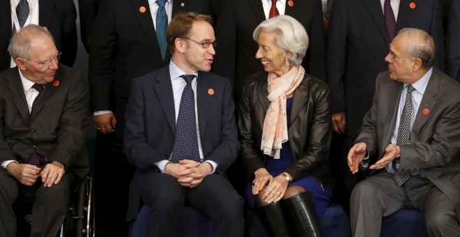 El ministro de Finanzas alemán, Wolfgang Schaeuble, y el presidente del Bundesbank, Jens Weidmann, conversan con la direcroa gerente del FMI, Christine Lagarde, y el secretario general de la OCDE, Angel Gurria, antes de posar para la foto de familia de la