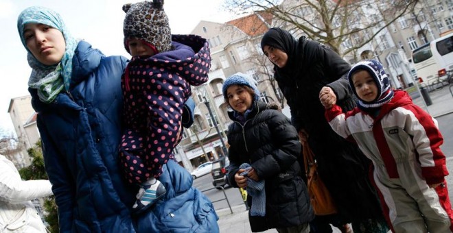 Inmigrantes llegan a un albergue en Berlín. REUTERS/Fabrizio Bensch