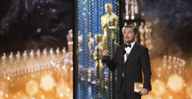 La 88ª edición de los Oscar fue sobre la noche en la que Leonardo DiCaprio se hizo con su ansiado Oscar. DiCaprio se hizo al fin con el premio como mejor actor por su trabajo en El Renacido.- EFE