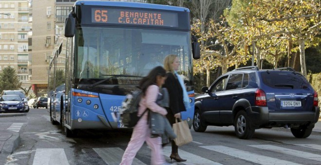 Autobús de la EMT en un paso de cebra madrileño. (EFE)