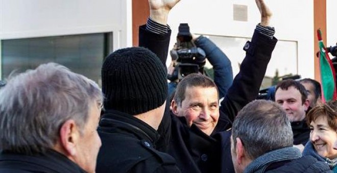 El exdirigente de la izquierda abertzale Arnaldo Otegi, levanta los brazos a su salida del centro penitenciario de Logroño. EFE