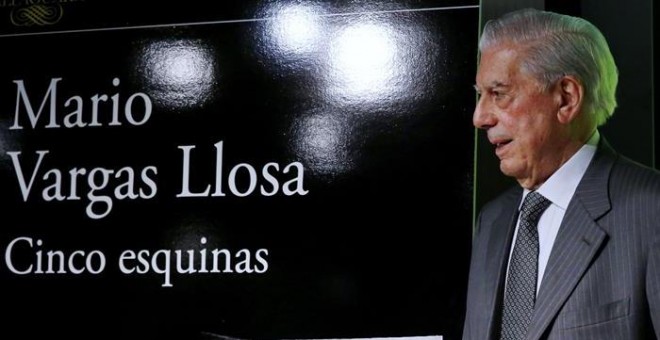 El escritor peruano Mario Vargas Llosa durante la presentación, hoy en Madrid, de su última novela, 'Cinco Esquinas', un descarnado retrato del Perú de Fujimori, que es también un apasionado alegato a favor de la libertad de prensa. EFE/Sergio Barrenechea