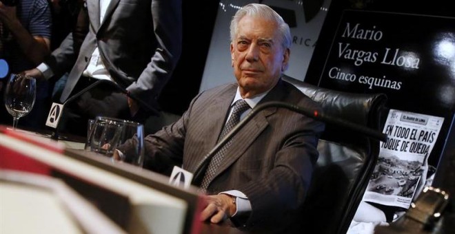 El escritor peruano Mario Vargas Llosa durante la presentación de su última novela, 'Cinco Esquinas', un descarnado retrato del Perú de Fujimori, que es también un apasionado alegato a favor de la libertad de prensa. EFE/Sergio Barrenechea