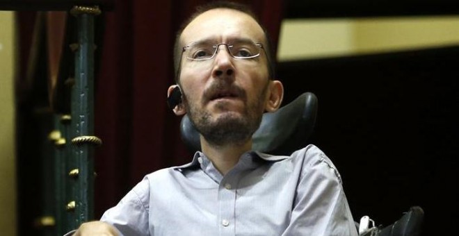 El secretario general y candidato de Podemos en Aragón, Pablo Echenique, asiste desde la tribuna de invitados a la segunda sesión del debate de investidura. EFE/Chema Moya