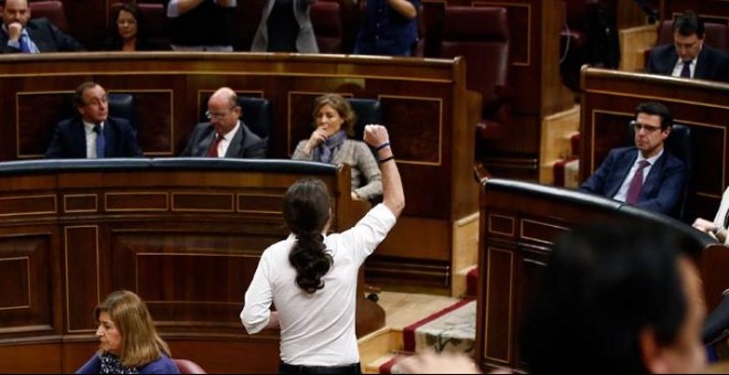 Pablo Iglesias slauda a su bancada con el puño en alto. / ANDREA COMAS (REUTERS)
