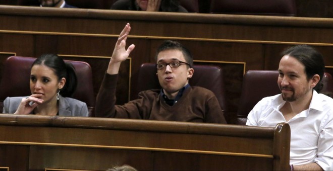 El líder de Podemos, Pablo Iglesias (d), junto a los diputados de Podemos Iñigo Errejón (c) e Irene María Montero. EFE/Zipi