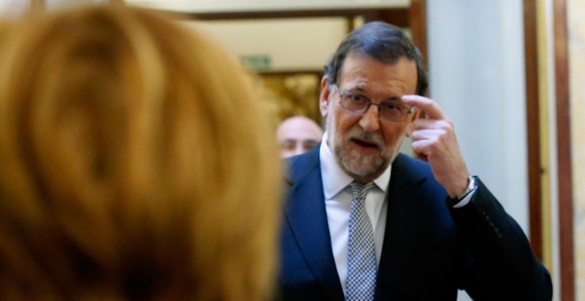 El presidente del Gobierno en funciones, Mariano Rajoy, en los pasillos del Congreso de los Diputados, donde hoy se celebra la segunda jornada del debate de investidura del secretario general del PSOE, Pedro Sánchez. EFE/Zipi