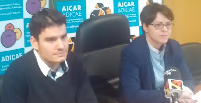 La vicepresidenta de Aicar-Adicae en Aragón, Ana Solanas, con Eduardo Pastor, técnico de la organización.