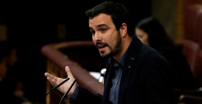 El portavoz de IU, Alberto Garzón, durante su intervención en la sesión de la tarde de la segunda jornada del debate de investidura del secretario general del PSOE, Pedro Sánchez, que se celebra en el Congreso de los Diputados. EFE/J.J. Guillén