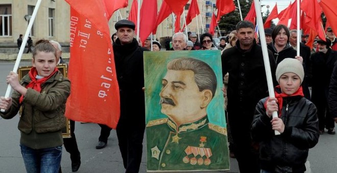 Marcha en conmemoración del aniversario del nacimiento de Stalin el pasado diciembre en Gori, ciudad natal del líder bolchevique.- AFP
