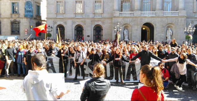 Unos 3.000 estudiantes de las universidades catalanas se han manifestado esta mañana en Barcelona para pedir la derogación de la reforma 3+2