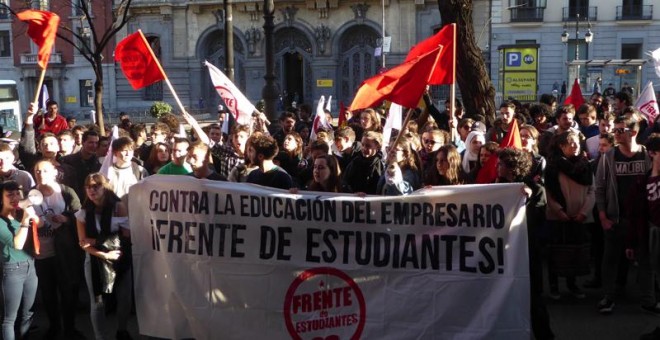 Concentración de estudiantes convocados por el Frente de Estudiantes este jueves en Madrid delante del Ministerio de Sanidad./J.T