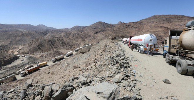 Camiones cisterna retenidos en una carretera sin pavimentar, en un desvío forzado por los combates entre las fuerzas leales al presidente yemení (chíies) y los rebeldes (suníes), apoyados por una coalición de países árabes liderada por Arabia Saudí. REUTE