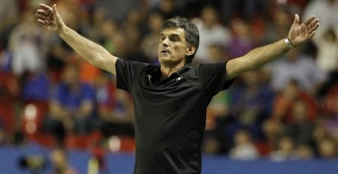 José Luis Mendilibar da instrucciones a sus jugadores desde la banda en un partido. /AFP