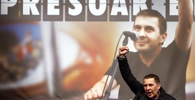 El dirigente de Sortu Arnaldo Otegi, durante una fiesta de bienvenida en la localidad de Elgoibar tras su salida de prisión. EFE/Javier Etxezarreta.