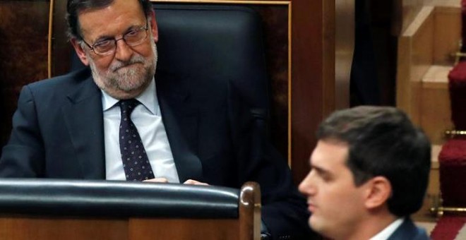 El líder de Ciudadanos, Albert Rivera, ha reprochado a Mariano Rajoy haber puesto 'en jaque al rey' al rechazar someterse a una votación de investidura, durante el segundo debate del candidato a presidente Pedro Sánchez. EFE/Javier Lizón