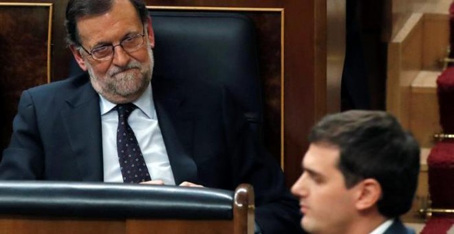 El líder de Ciudadanos, Albert Rivera, ha reprochado a Mariano Rajoy haber puesto 'en jaque al rey' al rechazar someterse a una votación de investidura, durante el segundo debate del candidato a presidente Pedro Sánchez. EFE/Javier Lizón