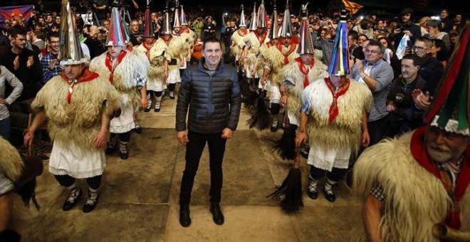 Arnaldo Otegi entra en el acto de bienvenida que se celebra este sábado en Anoeta (Donostia) rodeado de  'joaldunak'  (personajes tradicionales de la cultura navarra que anuncian la llegada del Carnaval) EFE/Javier Etxezarreta