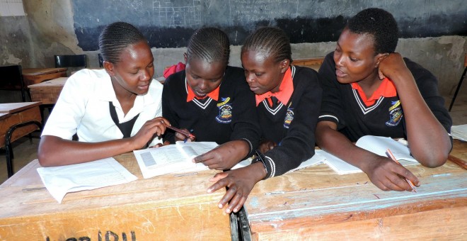 Cuatro alumnas asisten a clase en un colegio en Kenia./REUTERS/Hezron Ochiel