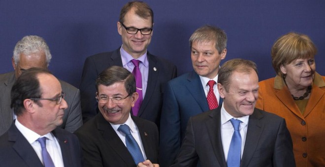 El primer ministro de Turquía, Ahmet Davutoglu, posa con líderes de la Unión Europea durante una cumbre entre UE y Turquía en Bruselas. REUTERS