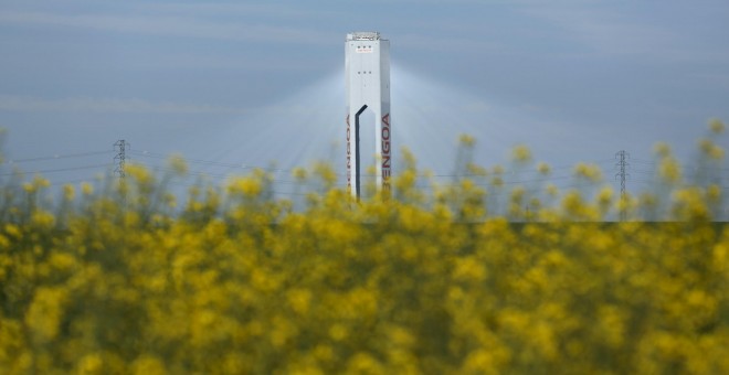 Torre de Abengoa en su planta solar Solucar, en Sanlucar la Mayor, cerca de Sevilla. REUTERS