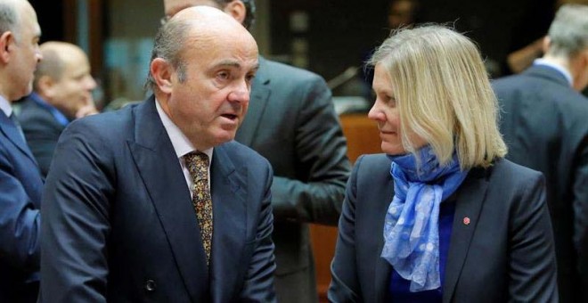 Luis de Guindos conversa con la ministra sueca de Finanzas, Magdalena Andersson, antes del comienzo de la reunión de ministros de Finanzas de la Unión Europea. / OLIVIER HOSLET ( EFE)