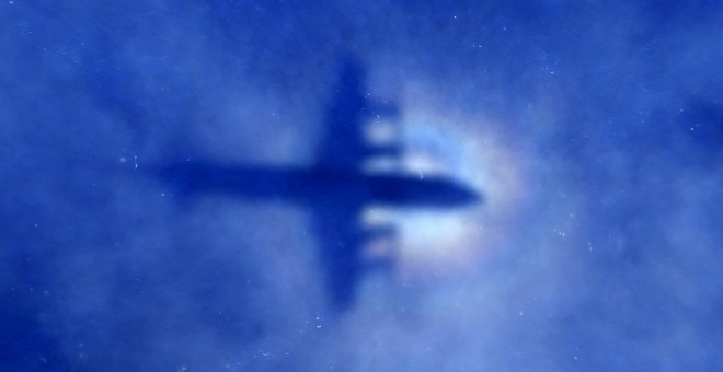 La sombra de un avión del equipo de búsqueda del MH370 sobrevuela el océano Índico. - REUTERS