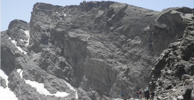 Las cumbres de Sierra Nevada se quedan sin su hielo eterno. /UB