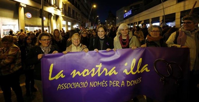 La alcaldesa de Barcelona, Ada Colau (c), durante la Manifestación Unitaria con motivo del Día Internacional de la Mujer que ha recorrido esta noche el centro de la capital catalana. EFE/Alejandro García